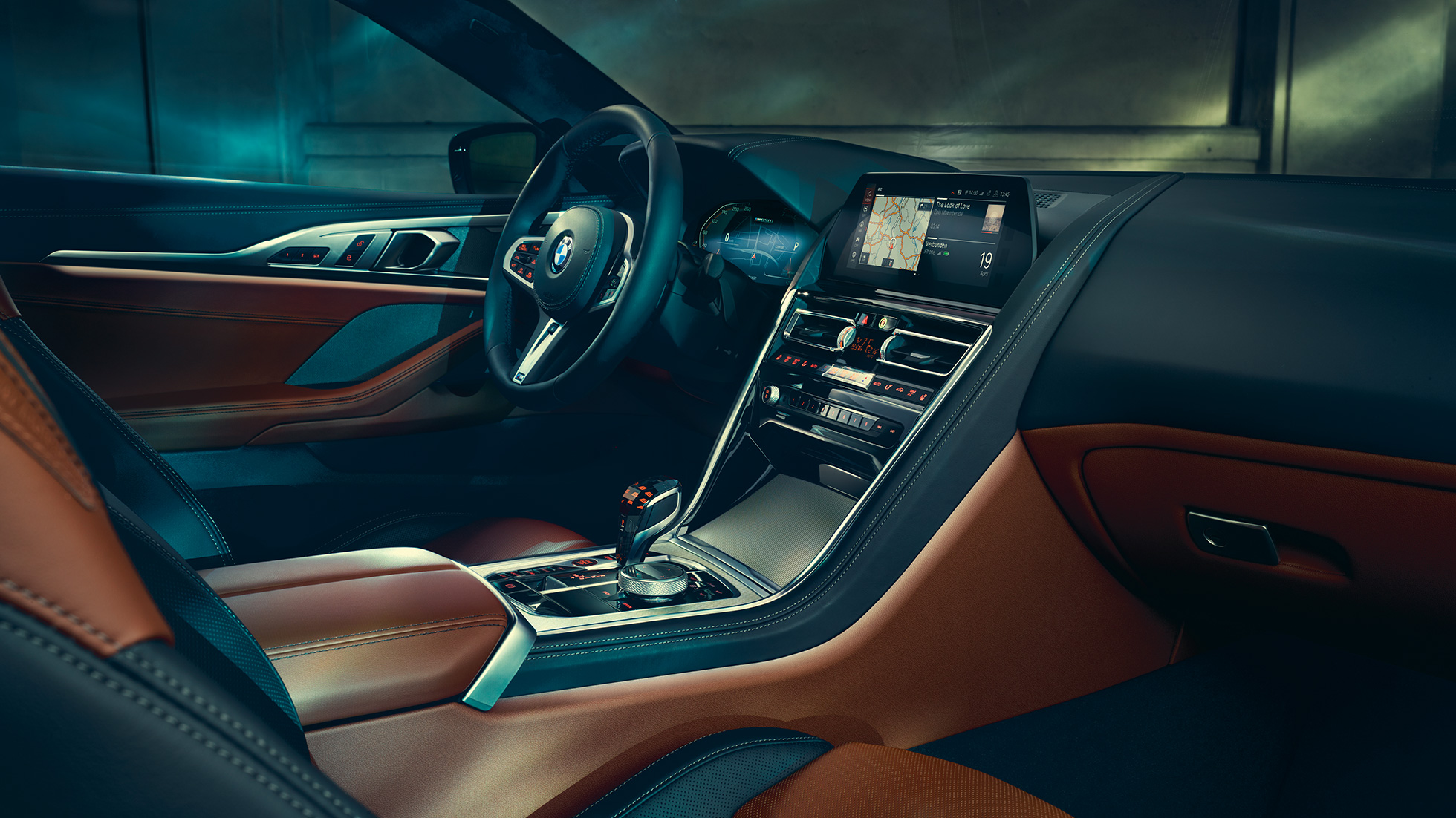 BMW M850i xDrive Coupé, förarplats. BMW M850i xDrive Coupé, förarmiljö med BMW Live Cockpit Professional och M läderratt.