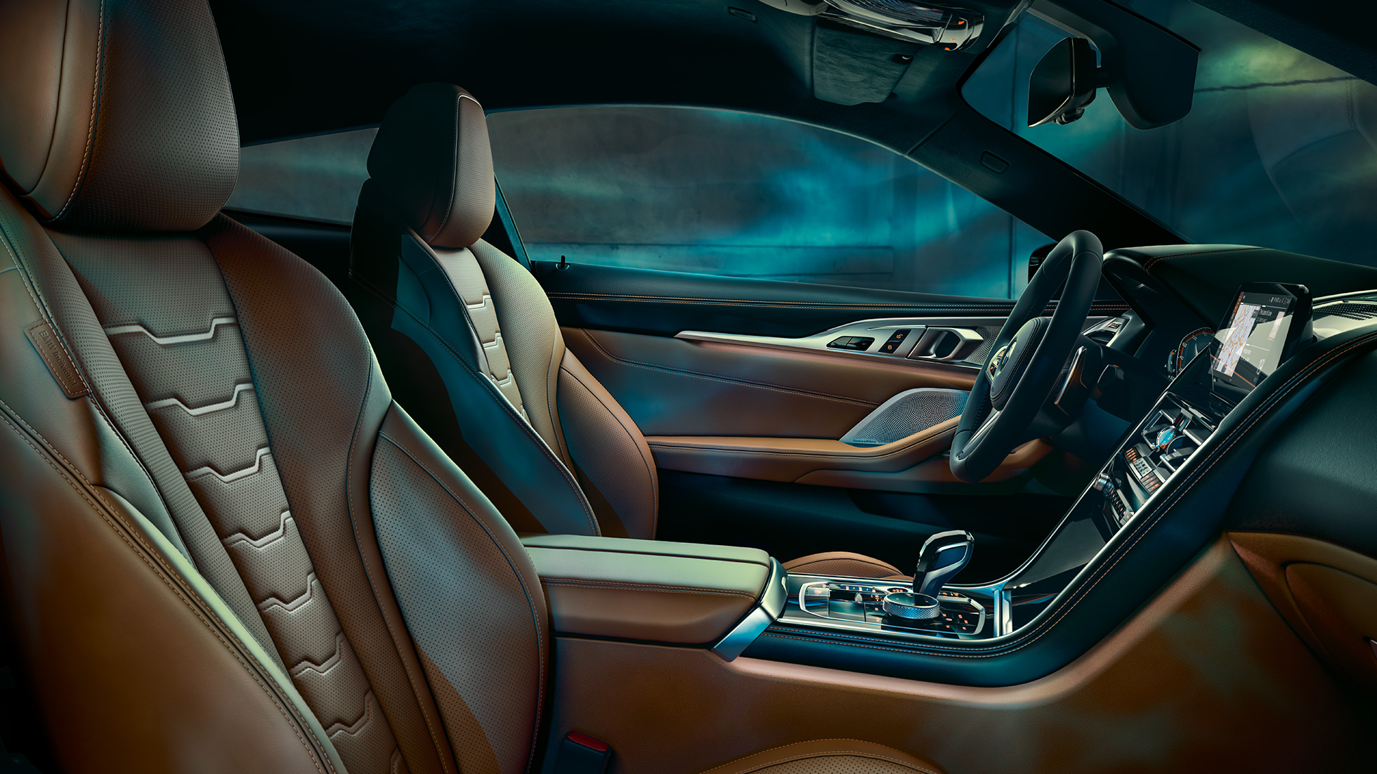 BMW M850i xDrive Coupé, interiör. Interiören i BMW M850i xDrive Coupé med multifunktionsstolar i BMW Individual utökad läderutrustning Merino Tartufo/Svart.