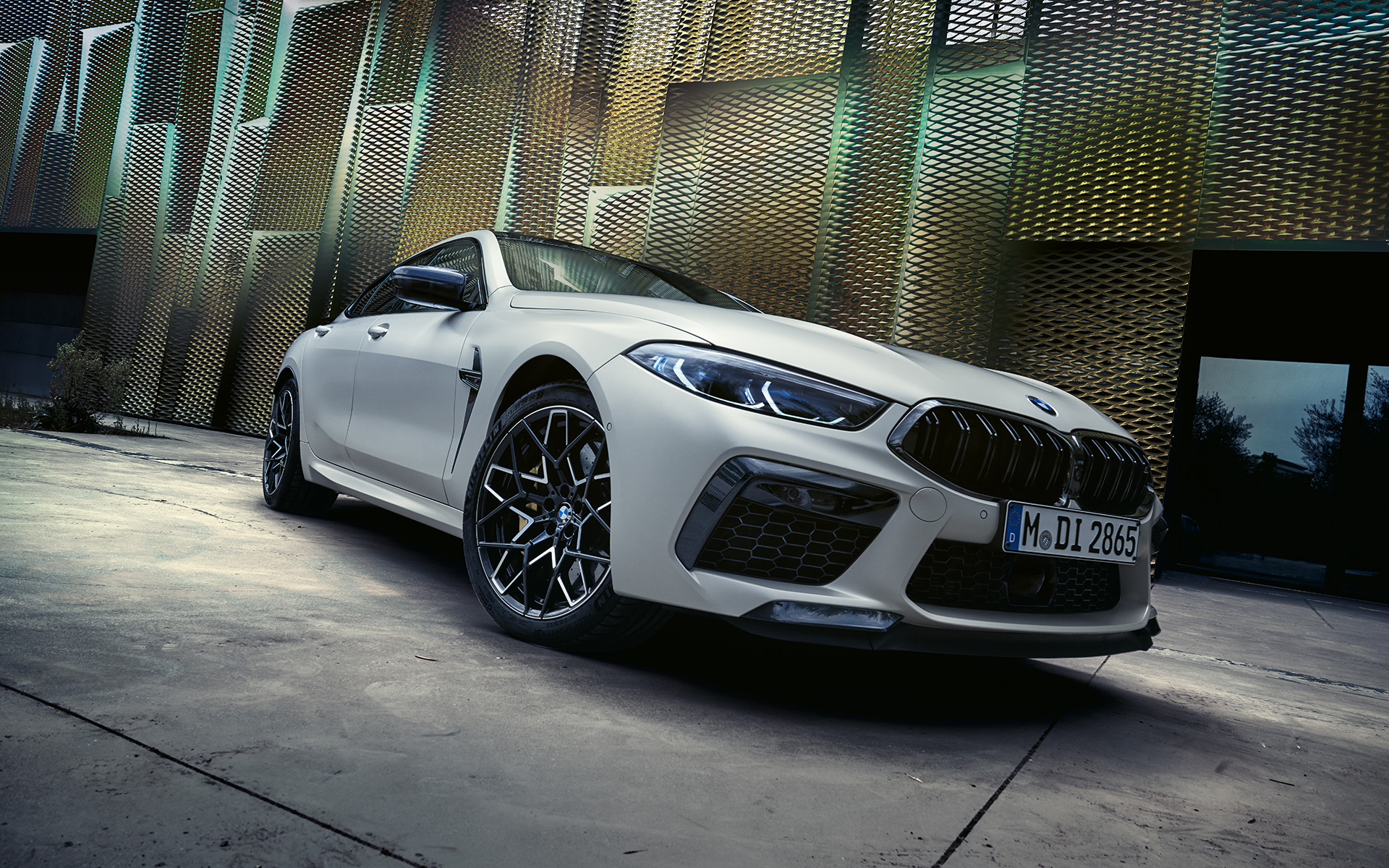 Snett framifrån BMW M8 Competition Gran Coupé F93 LCI 2022 BMW M8 Competition Gran Coupé F93 LCI Facelift 2022 BMW Individual Frozen Brilliant White metallic sedd snett framifrån ur grodperspektiv