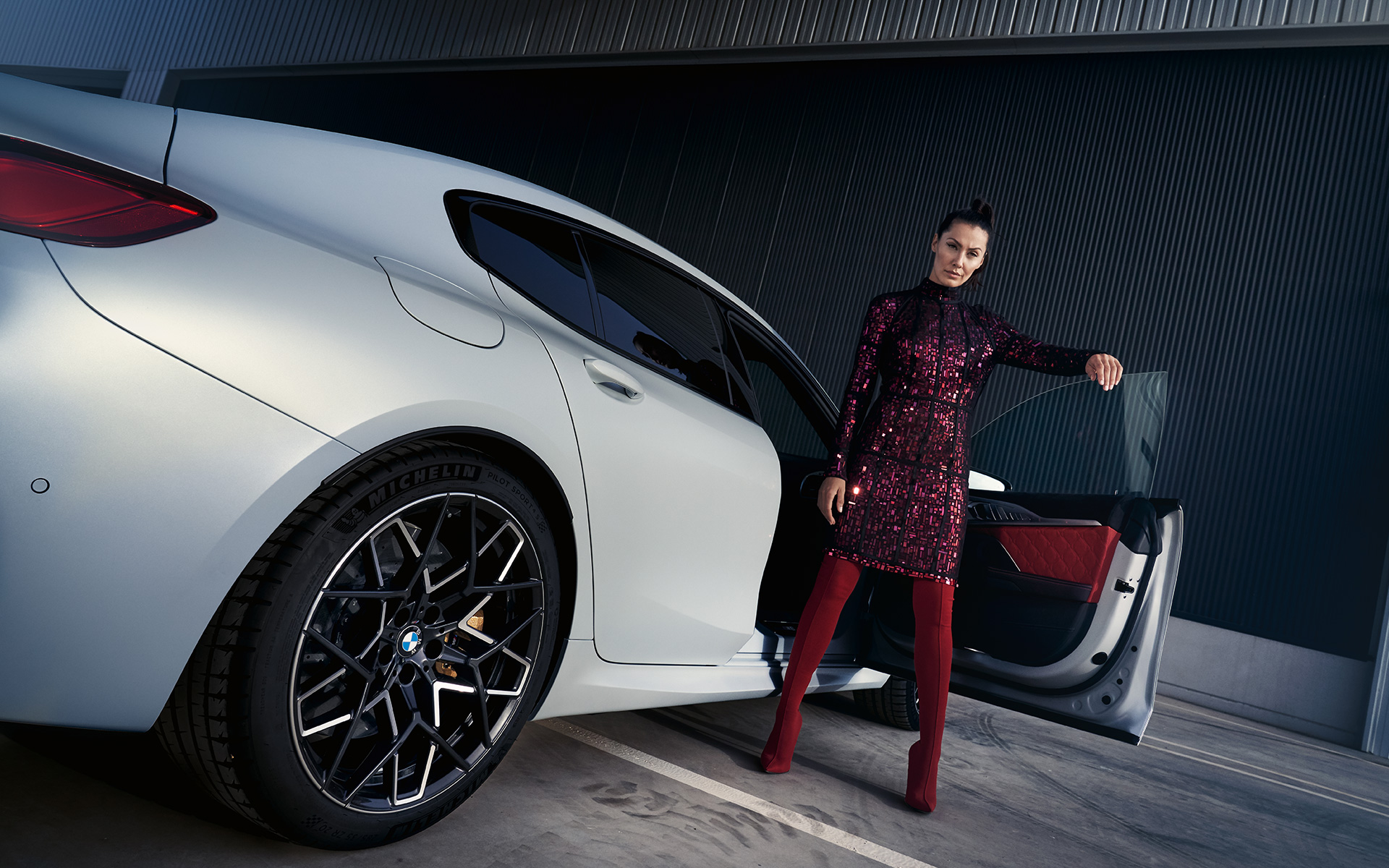 BMW M8 Competition Gran Coupé F93 LCI 2022 sedd snett bakifrån med modell ur grodperspektiv BMW M8 Competition Gran Coupé F93 LCI Facelift 2022 BMW Individual Frozen Brilliant White metallic sedd snett bakifrån med modell ur grodperspektiv