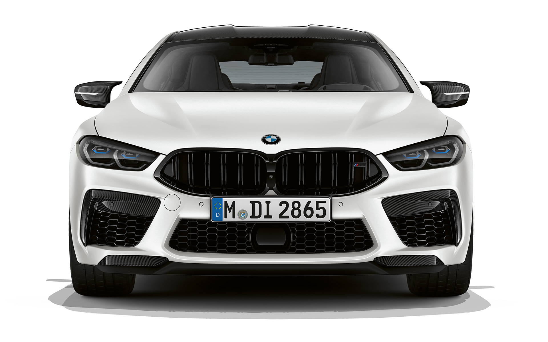 BMW M8 Competition Gran Coupé F93 LCI 2022 M sportstolar BMW M8 Competition Gran Coupé F93 LCI Facelift 2022 BMW Individual Frozen Brilliant White metallic framifrån