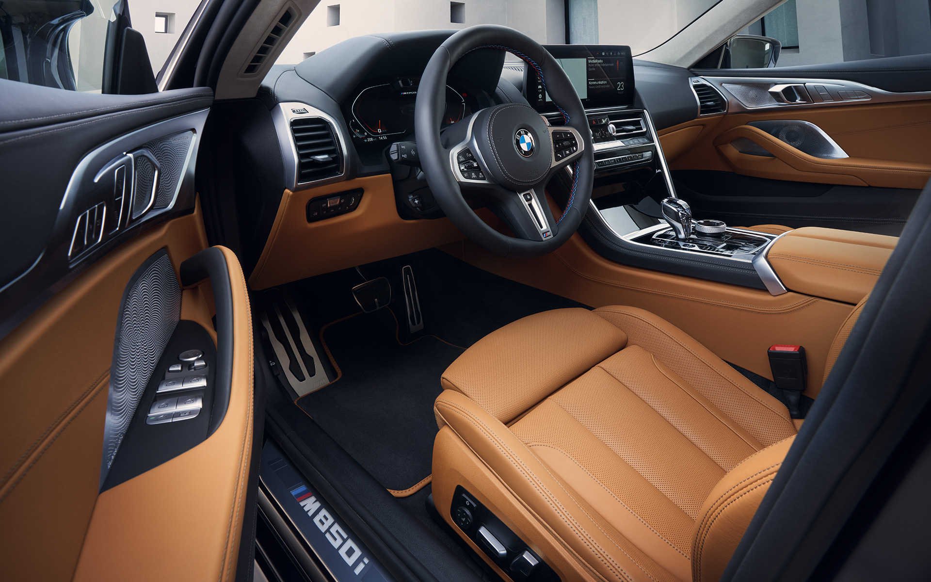 Kupé förarplats BMW M850i xDrive Gran Coupé G16 LCI Facelift 2022 BMW M850i xDrive Gran Coupé G16 LCI Facelift 2022 kupé förarplats genom öppen förardörr