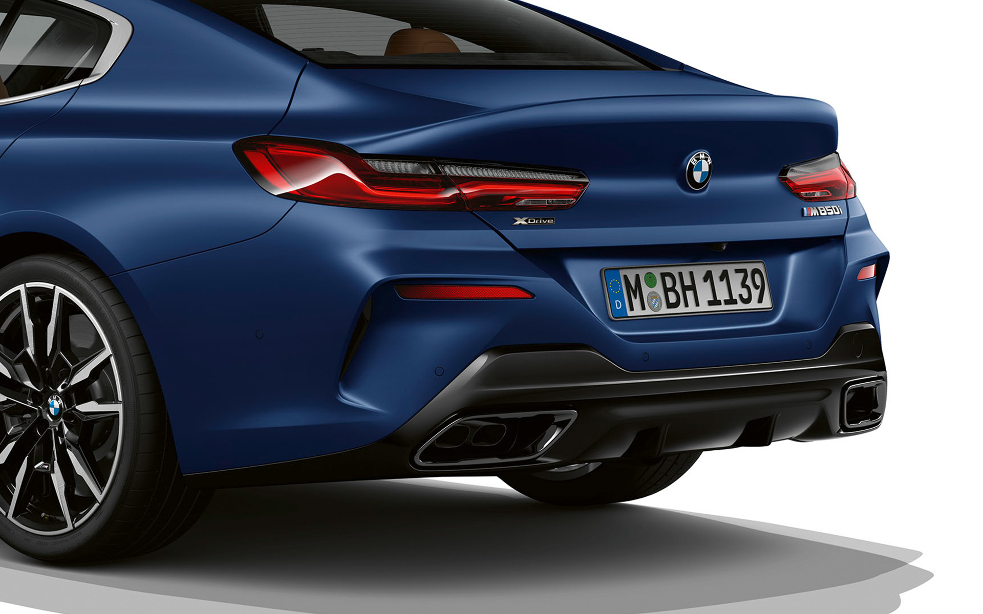 Snett bakifrån BMW M850i xDrive Gran Coupé G16 LCI Facelift 2022 BMW M850i xDrive Gran Coupé G16 LCI Facelift 2022 sedd snett bakifrån bakparti i detalj