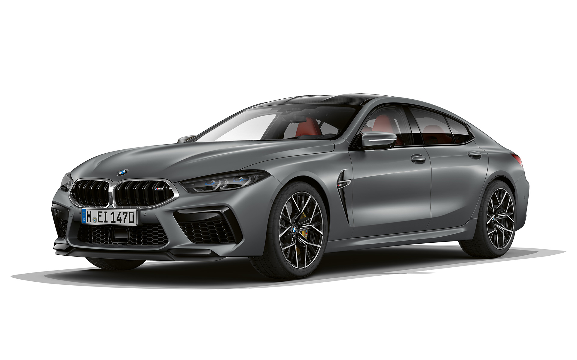 Snett framifrån BMW M8 Gran Coupé F93 LCI Facelift 2022 BMW M8 Gran Coupé F93 LCI Facelift 2022 BMW Individual Frozen Pure Grey metallic sedd snett framifrån