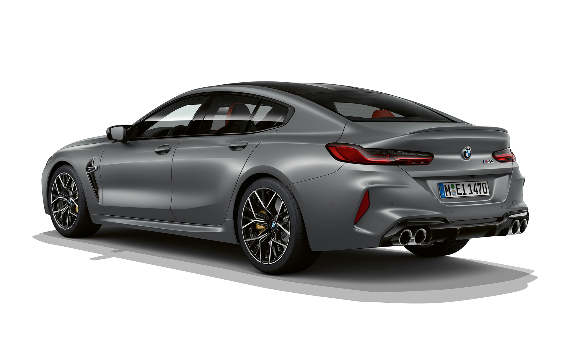 Snett bakifrån BMW M8 Gran Coupé F93 LCI Facelift 2022 BMW M8 Gran Coupé F93 LCI Facelift 2022 BMW Individual Frozen Pure Grey metallic sedd snett bakifrån