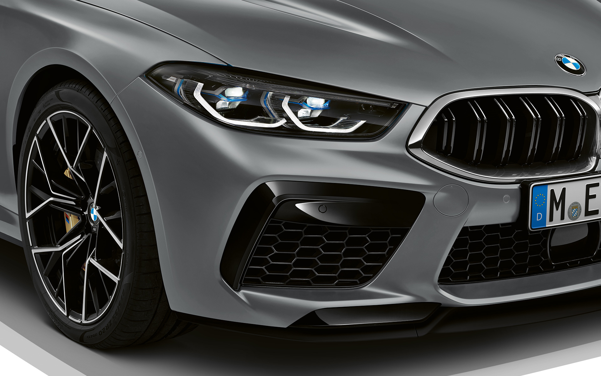 M frontspoiler BMW M8 Gran Coupé F93 LCI Facelift 2022 BMW M8 Gran Coupé F93 LCI Facelift 2022 BMW Individual Frozen Pure Grey metallic M frontspoiler närbild