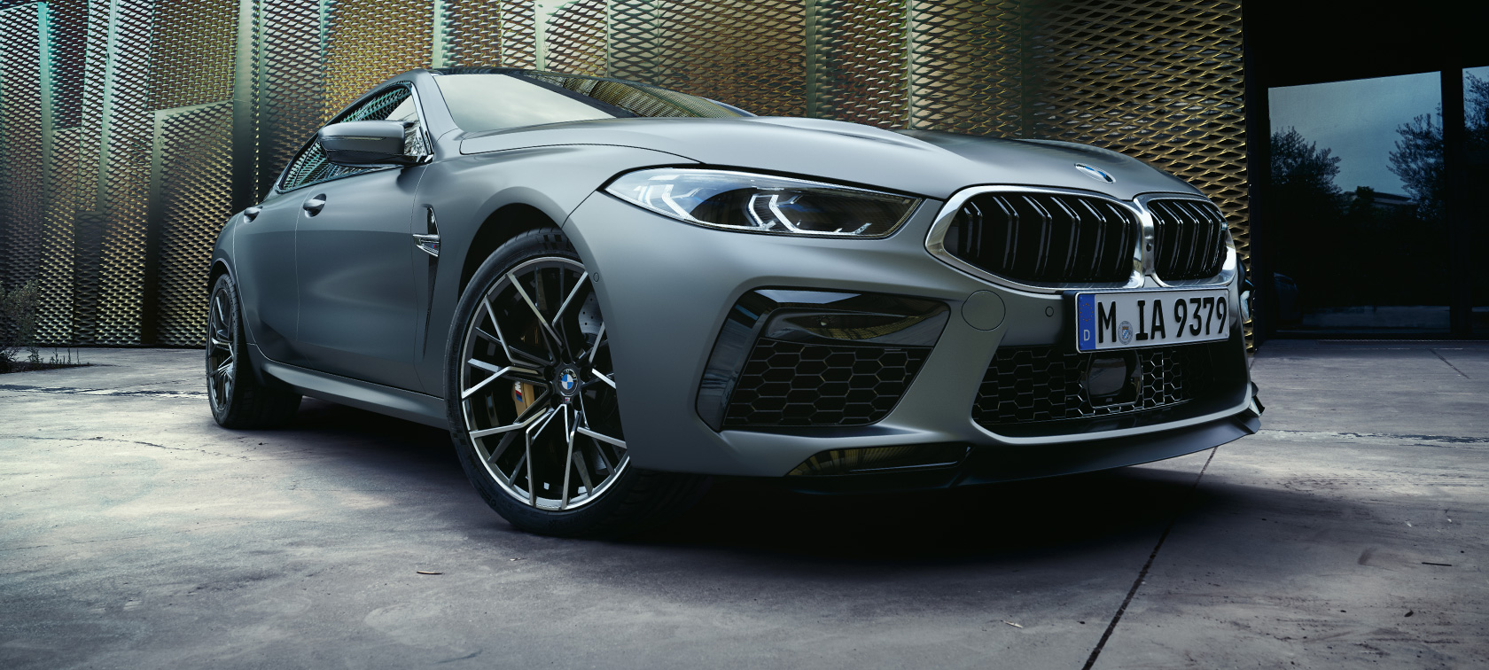 Snett framifrån BMW M8 Gran Coupé F93 LCI Facelift 2022 BMW M8 Gran Coupé F93 LCI Facelift 2022 BMW Individual Frozen Pure Grey metallic sedd snett framifrån ur grodperspektiv