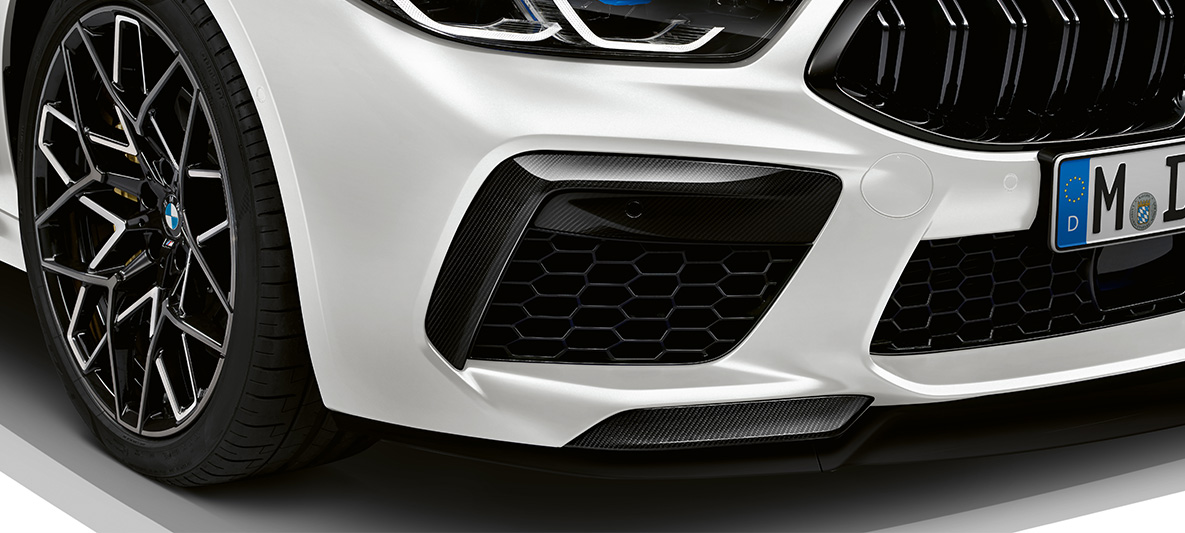 Frontsplitter i kolfiber M Carbon exteriörpaket BMW M8 Competition Gran Coupé F93 LCI Facelift 2022 BMW M8 Competition Gran Coupé F93 LCI Facelift 2022 BMW Individual Frozen Brilliant White metallic M Carbon exteriörpaket frontsplitter i kolfiber närbild