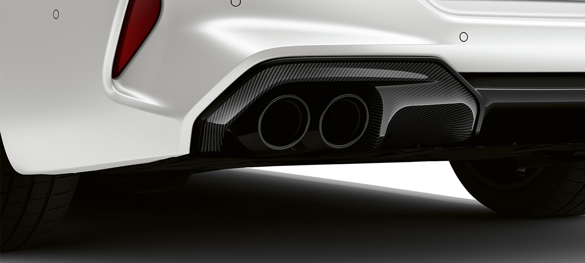 Bakkjol i kolfiber M Carbon exteriörpaket BMW M8 Competition Gran Coupé F93 LCI Facelift 2022 BMW M8 Competition Gran Coupé F93 LCI Facelift 2022 BMW Individual Frozen Brilliant White metallic M Carbon exteriörpaket bakkjol i kolfiber närbild