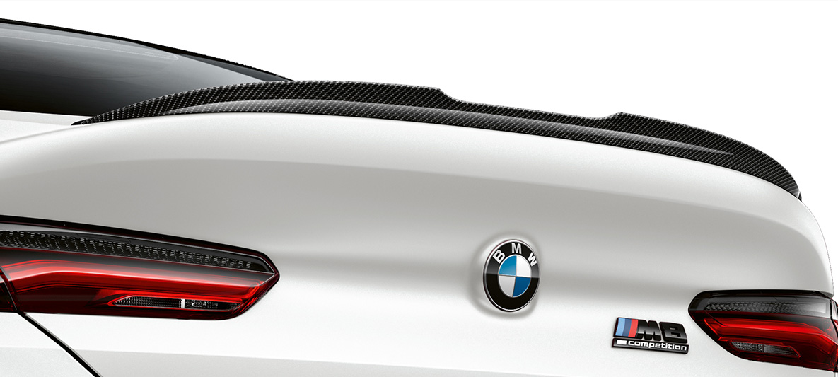 Bakspoiler i kolfiber M Carbon exteriörpaket BMW M8 Competition Gran Coupé F93 LCI Facelift 2022 BMW M8 Competition Gran Coupé F93 LCI Facelift 2022 BMW Individual Frozen Brilliant White metallic M Carbon exteriörpaket bakspoiler i kolfiber närbild