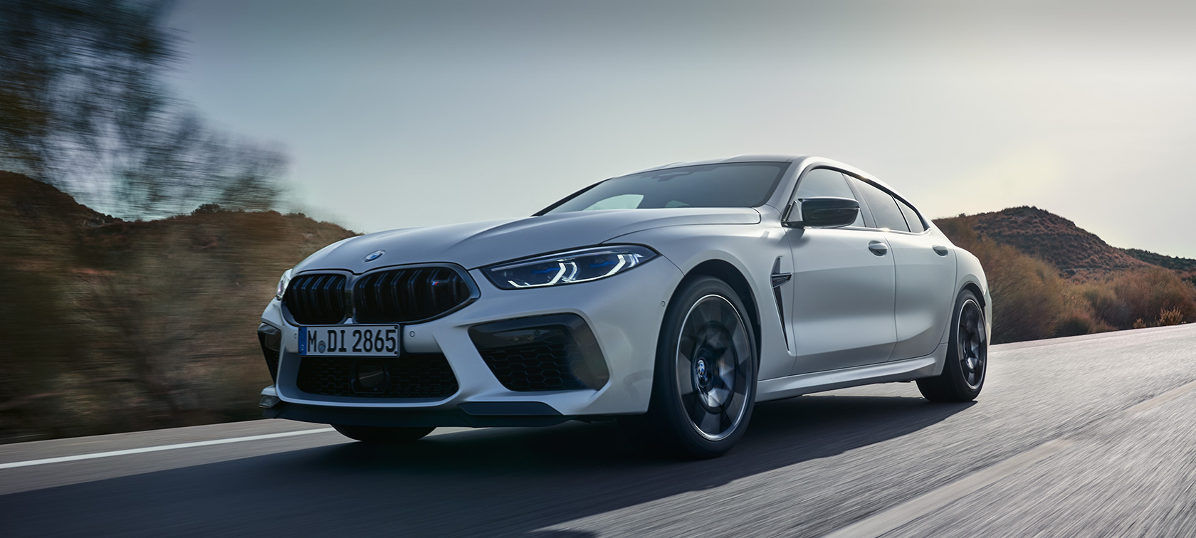 BMW M8 Competition Gran Coupé F93 LCI Facelift 2022 BMW Individual Frozen Brilliant White metallic sedd snett framifrån körandes