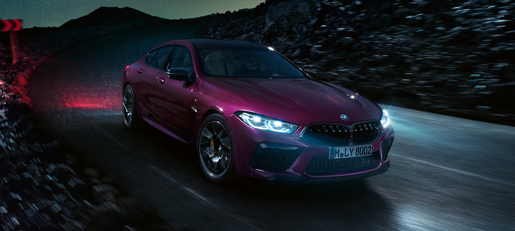 BMW M8 Competition Gran Coupé, trefjärdedelsvy framifrån BMW M8 Competition Gran Coupé F93 2020 BMW Individual Ametrin metallic körandes nattetid trefjärdedelsvy framifrån
