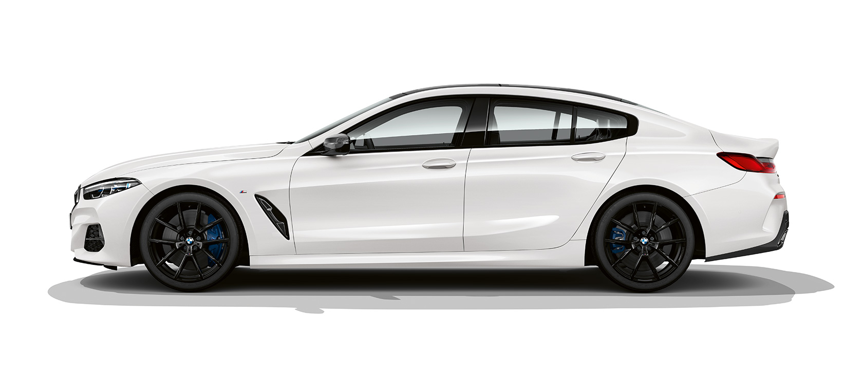 BMW M850i xDrive Gran Coupé sedd från sidan BMW M850i xDrive Gran Coupé G16 2019 BMW Individual Mineralvit sedd från sidan