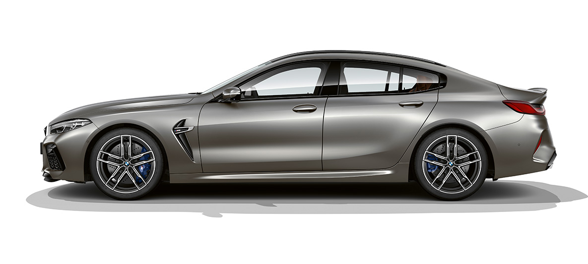 BMW M8 Gran Coupé sedd från sidan BMW M8 Gran Coupé F93 2020 BMW Individual Frozen Dark Silver sedd från sidan