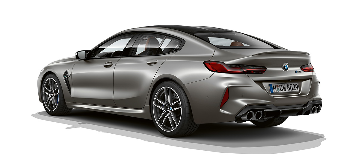BMW M8 Gran Coupé, trefjärdedelsvy bakifrån BMW M8 Gran Coupé F93 2020 BMW Individual Frozen Dark Silver trefjärdedelsvy bakifrån