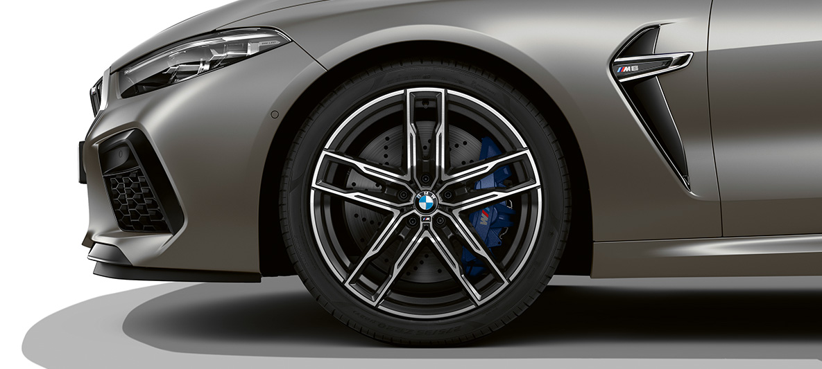 M lättmetallfälgar BMW M8 Gran Coupé M lättmetallfälgar BMW M8 Gran Coupé F93 2020 BMW Individual Frozen Dark Silver sedd från sidan