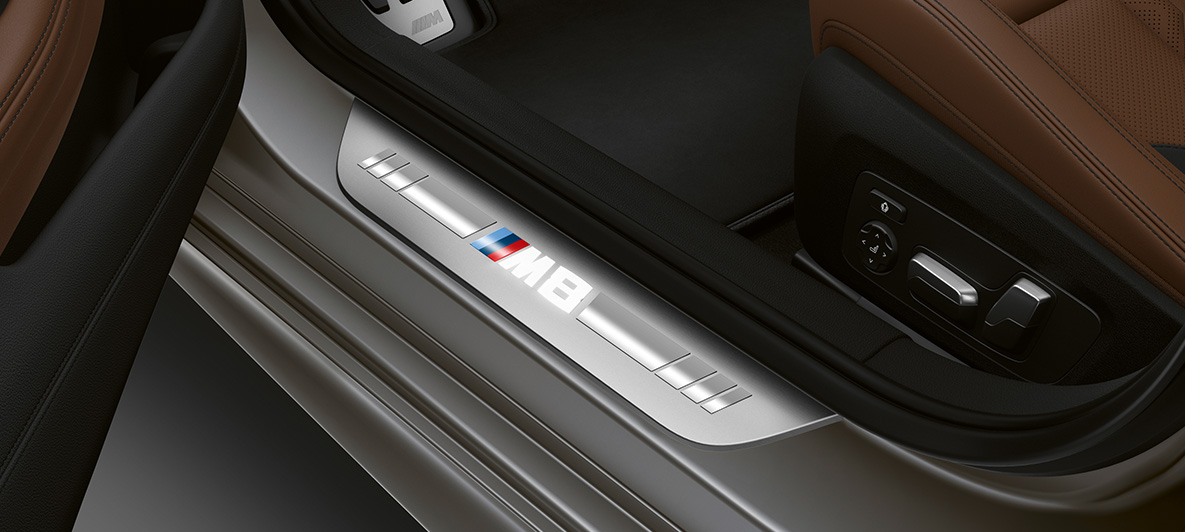 Instegslister BMW M8 Gran Coupé Instegslister med M8 logotyp BMW M8 Competition Gran Coupé F93 2020 kupé