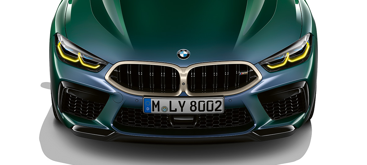 BMW M8 Gran Coupé First Edition sedd framifrån BMW M8 Gran Coupé First Edition F93 2020 BMW Individual Aurora Diamond Green metallic sedd framifrån