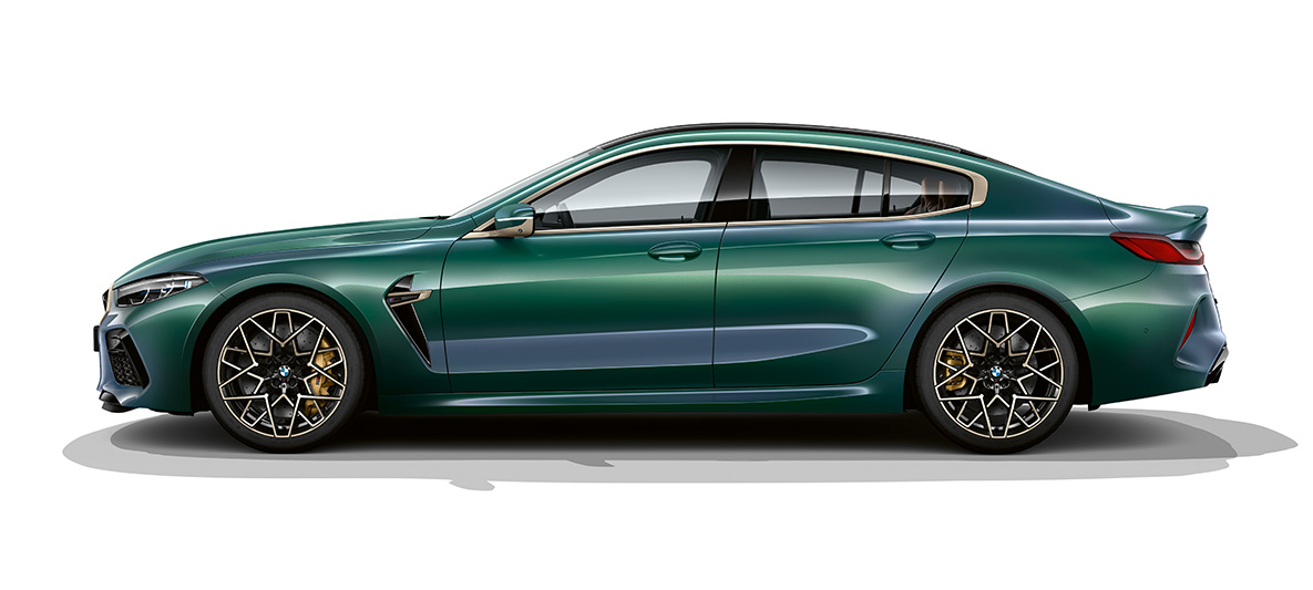 BMW M8 Gran Coupé First Edition sedd från sidan BMW M8 Gran Coupé First Edition F93 2020 BMW Individual Aurora Diamond Green metallic sedd från sidan