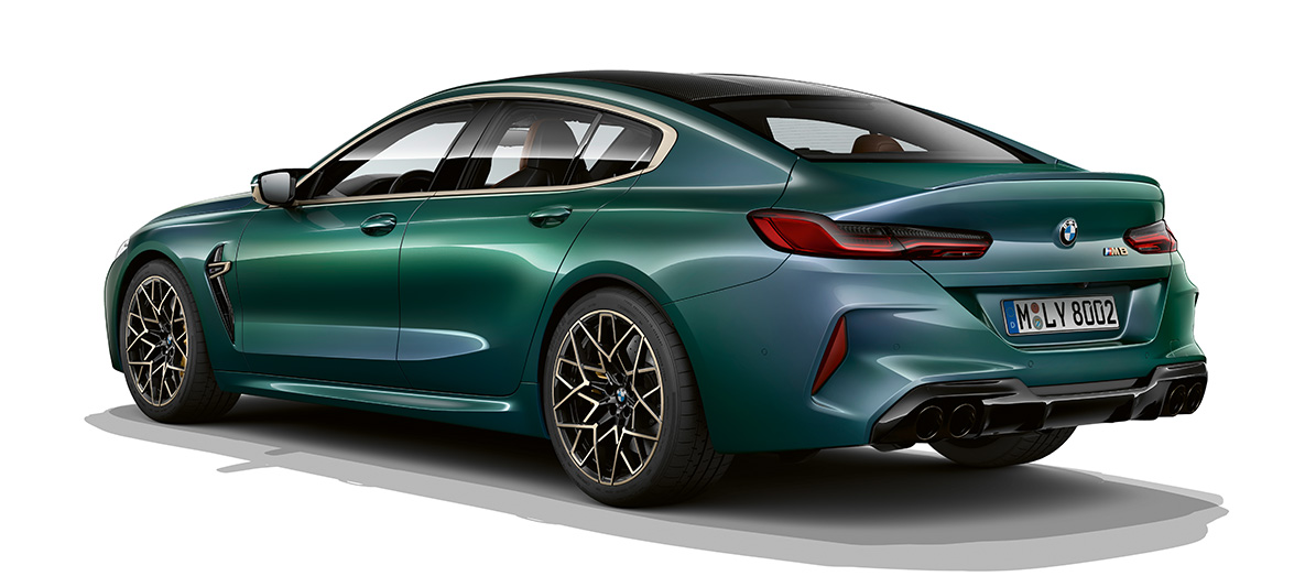 BMW M8 Gran Coupé First Edition trefjärdedelsvy bakifrån BMW M8 Gran Coupé First Edition F93 2020 BMW Individual Aurora Diamond Green metallic sedd bakifrån
