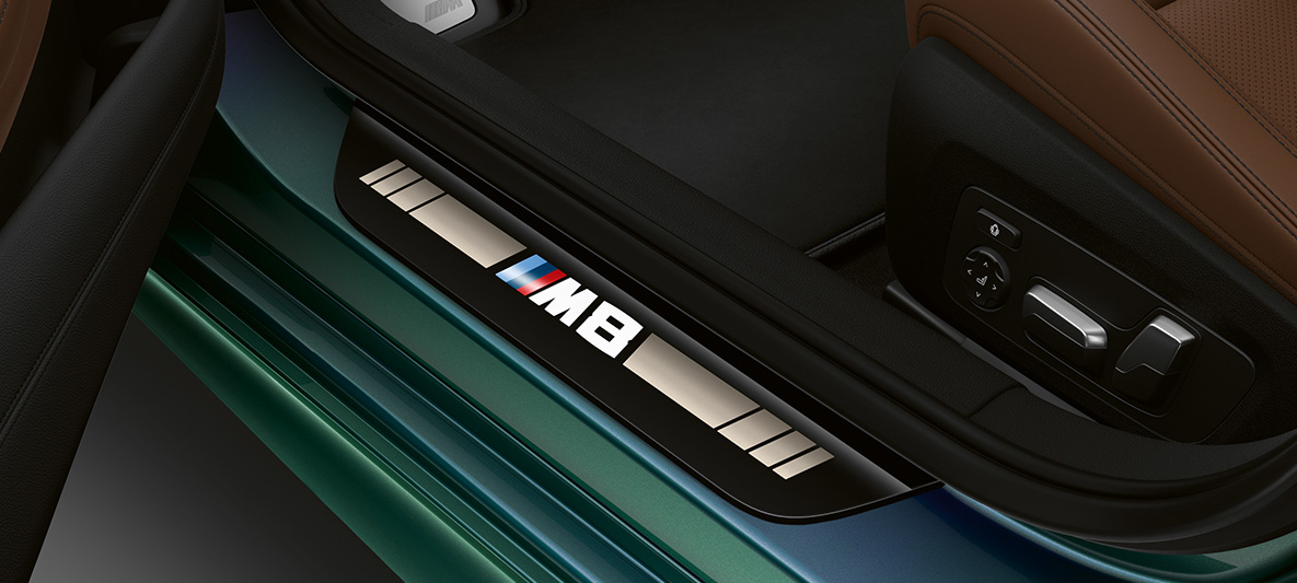 Instegslister BMW M8 Gran Coupé First Edition Instegslister med M8-logotyp BMW M8 Gran Coupé First Edition F93 2020 BMW Individual Aurora Diamond Green metallic kupé
