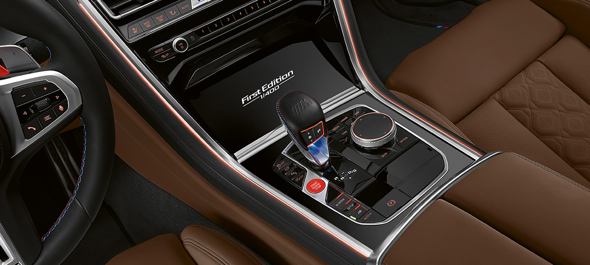 ”First Edition”-logotyp BMW M8 Gran Coupé First Edition ”First Edition”-logotyp BMW M8 Gran Coupé First Edition F93 2020 BMW Individual Aurora Diamond Green metallic kupé