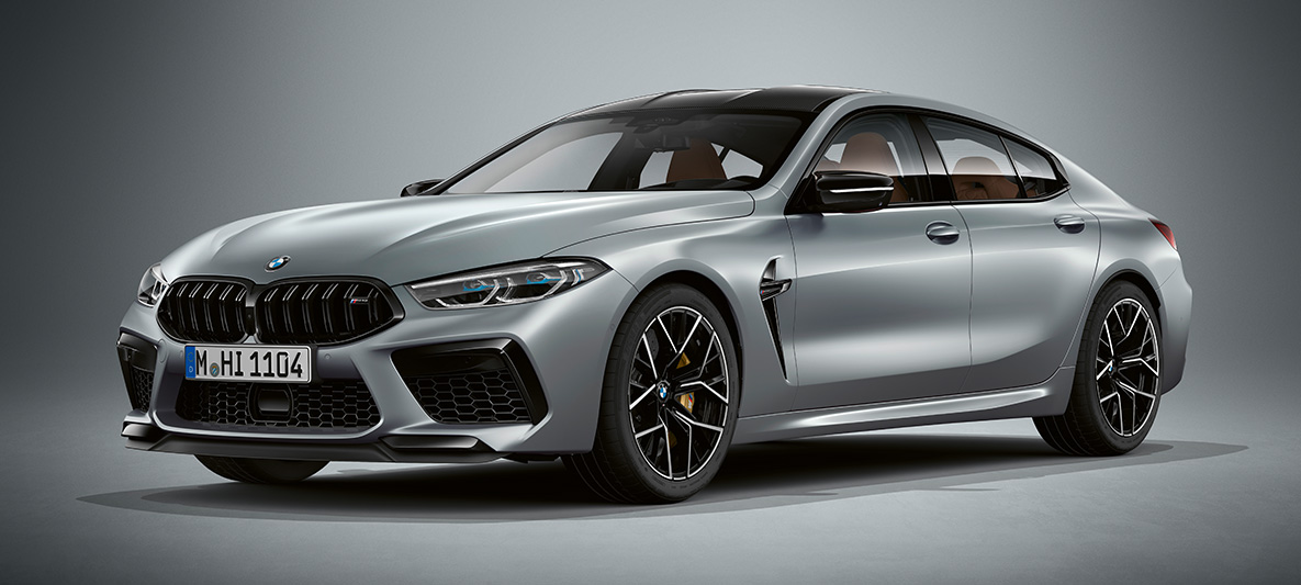 BMW M8 Competition Gran Coupé BMW Individual Frozen Bluestone metallic. BMW M8 Competition Gran Coupé trefjärdedelsvy framifrån F93 2020 BMW Individual Frozen Bluestone metallic trefjärdedelsvy framifrån