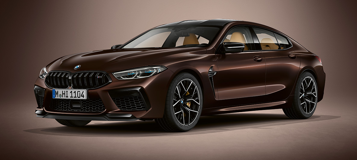 BMW M8 Competition Gran Coupé BMW Individual Almandinbrun metallic. BMW M8 Competition Gran Coupé trefjärdedelsvy framifrån F93 2020 BMW Individual Almandinbrun metallic trefjärdedelsvy framifrån