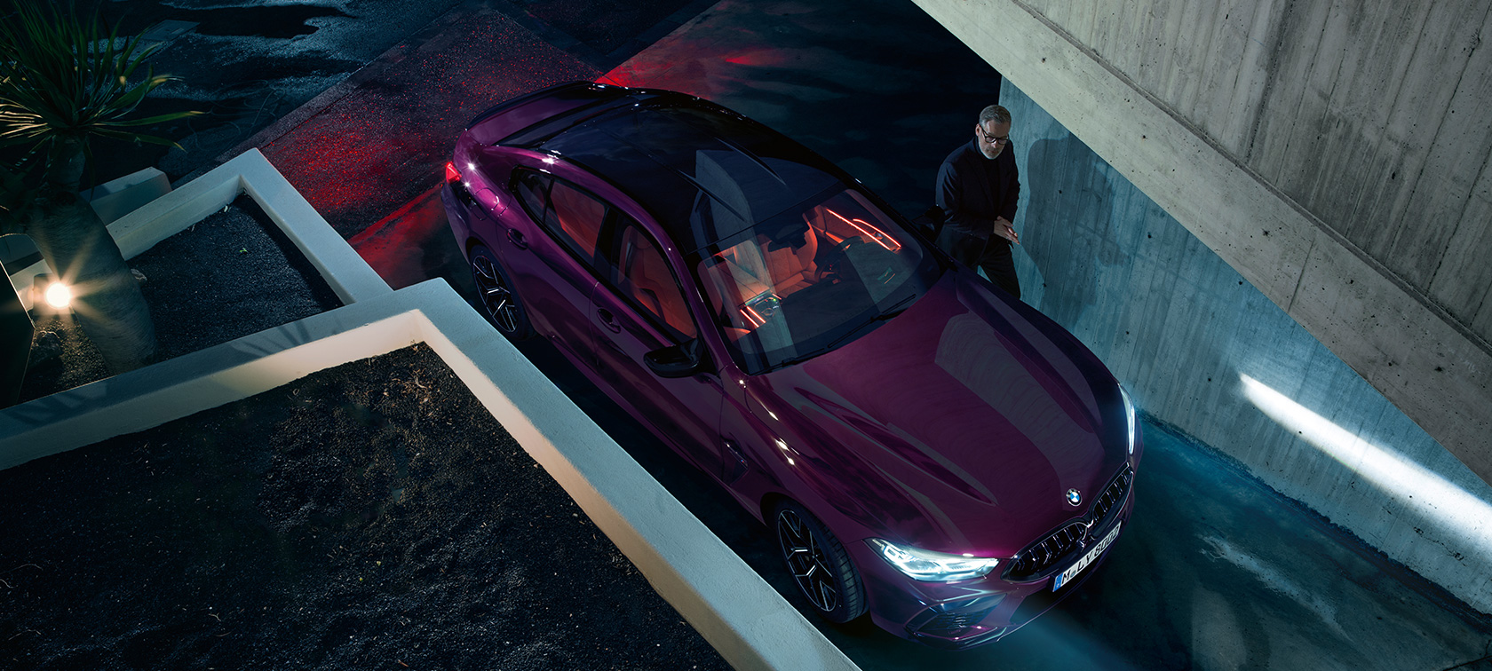 BMW M8 Competition Gran Coupé fågelperspektiv BMW M8 Competition Gran Coupé F93 2020 BMW Individual Ametrin metallic parkerad framför byggnad fågelperspektiv