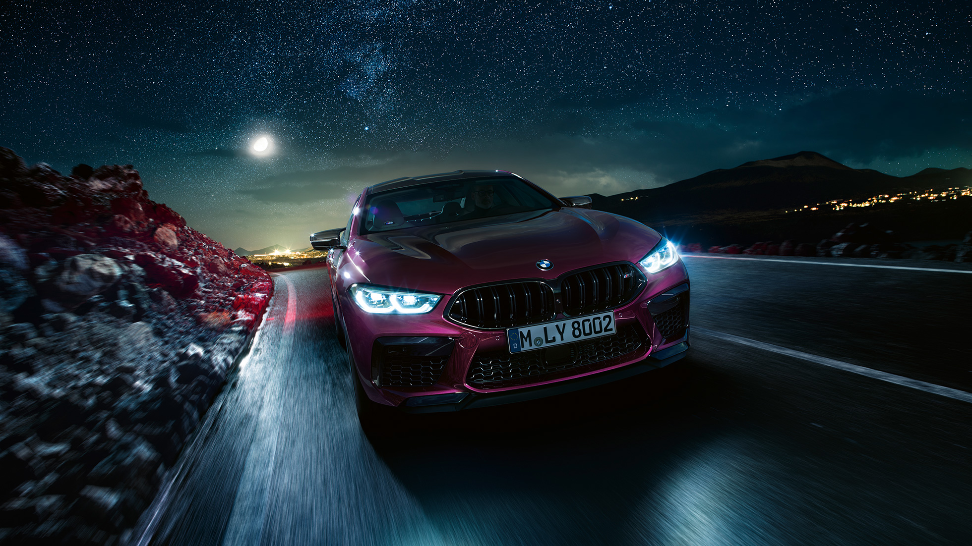 BMW M8 Competition Gran Coupé sedd framifrån körandes BMW M8 Competition Gran Coupé F93 2020 BMW Individual Ametrin metallic sedd framifrån körandes