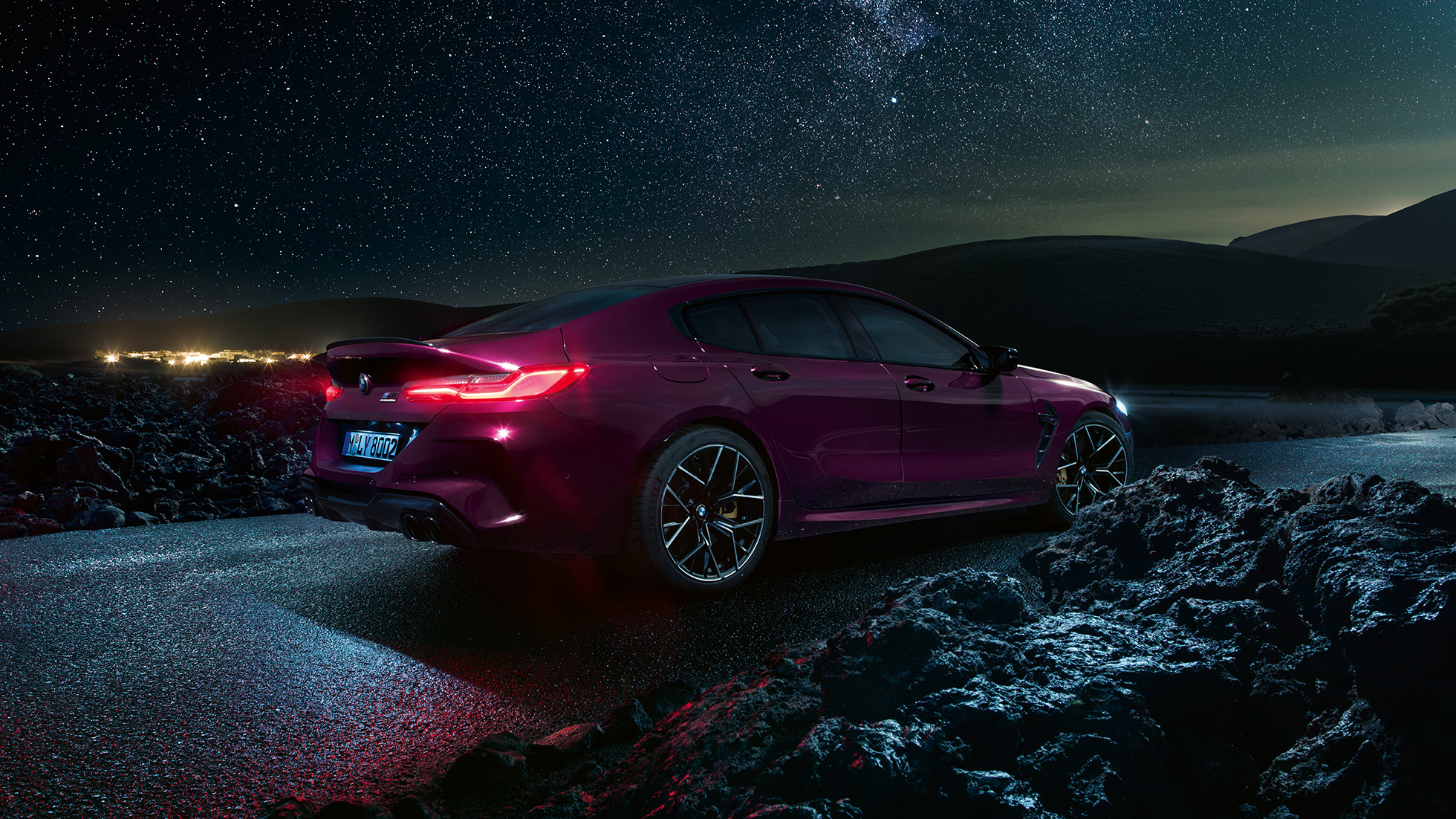 BMW M8 Competition Gran Coupé trefjärdedelsvy bakifrån. BMW M8 Competition Gran Coupé F93 2020 BMW Individual Ametrin metallic trefjärdedelsvy snett bakifrån