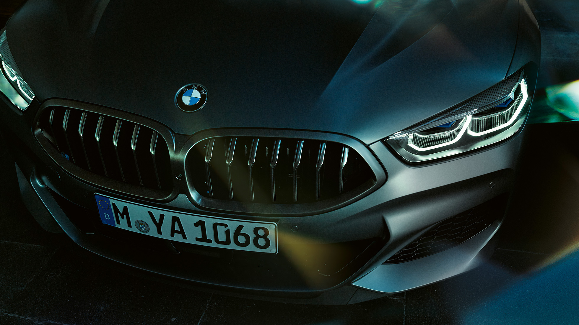 Dubbelnjurar BMW M850i xDrive Gran Coupé Dubbelnjurar BMW M850i xDrive Gran Coupé G16 2019 BMW Individual Frozen Bluestone metallic närbild framifrån