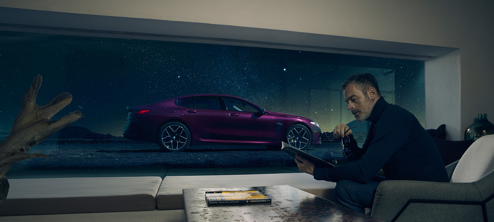 BMW M8 Competition Gran Coupé sedd genom ett fönster BMW M8 Competition Gran Coupé F93 2020 BMW Individual Ametrin metallic sedd genom ett fönster