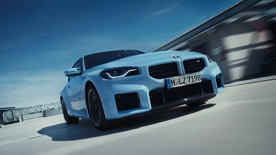 BMW M2 G87 framifrån körande på väg BMW M-modeller BMW M2 G87 framifrån körande på väg