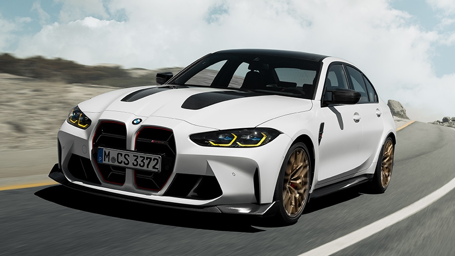 BMW M3 G80 sedd framifrån körande på väg BMW M-modeller BMW M3 G80 sedd framifrån körande på väg