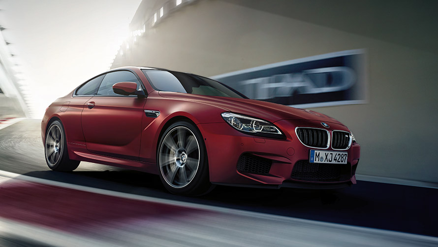 BMW M6 F13 sedd snett från sidan körande på väg BMW M-modeller BMW M6 F13 sedd snett från sidan körande på väg