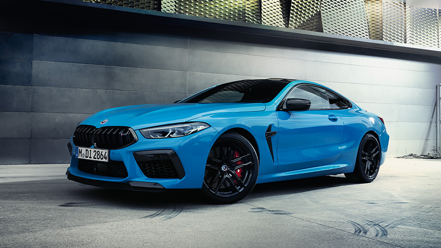 BMW M8 F92 sedd snett bakifrån stillastående med modell BMW M-modeller BMW M8 F92 sedd snett bakifrån stillastående med modell