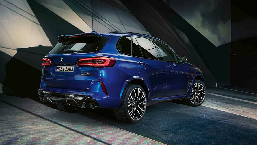 BMW X5 M F95 sedd snett bakifrån stillastående BMW M-modeller BMW X5 M F95 sedd snett bakifrån stillastående