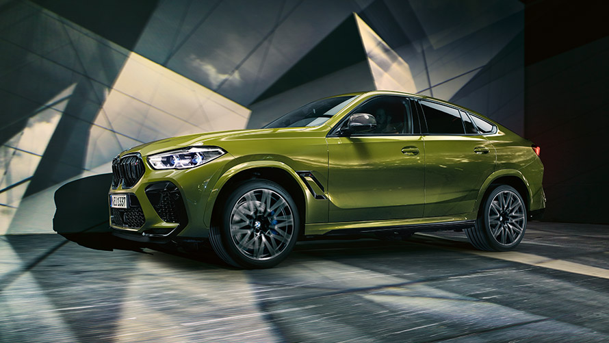 BMW X6 M F96 sedd snett från sidan stillastående BMW M-modeller BMW X6 M F96 sedd snett från sidan stillastående