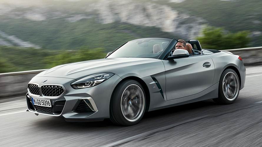 BMW Z4 M G29 sedd snett från sidan körande på vägen BMW M-modeller BMW Z4 M G29 sedd snett från sidan körande på vägen