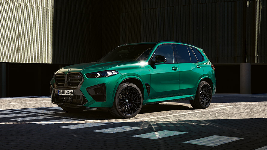 BMW X5 M F95 sedd snett bakifrån stillastående BMW M-modeller BMW X5 M F95 sedd snett bakifrån stillastående