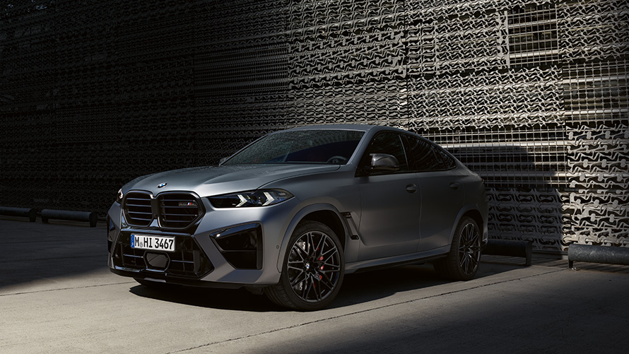 BMW X6 M F96 sedd snett från sidan stillastående BMW M-modeller BMW X6 M F96 sedd snett från sidan stillastående