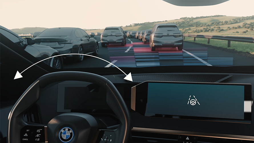 Blick från BMW invändig utrustning med ratt Blick från BMW invändig utrustning med ratt mot en väg med fordon