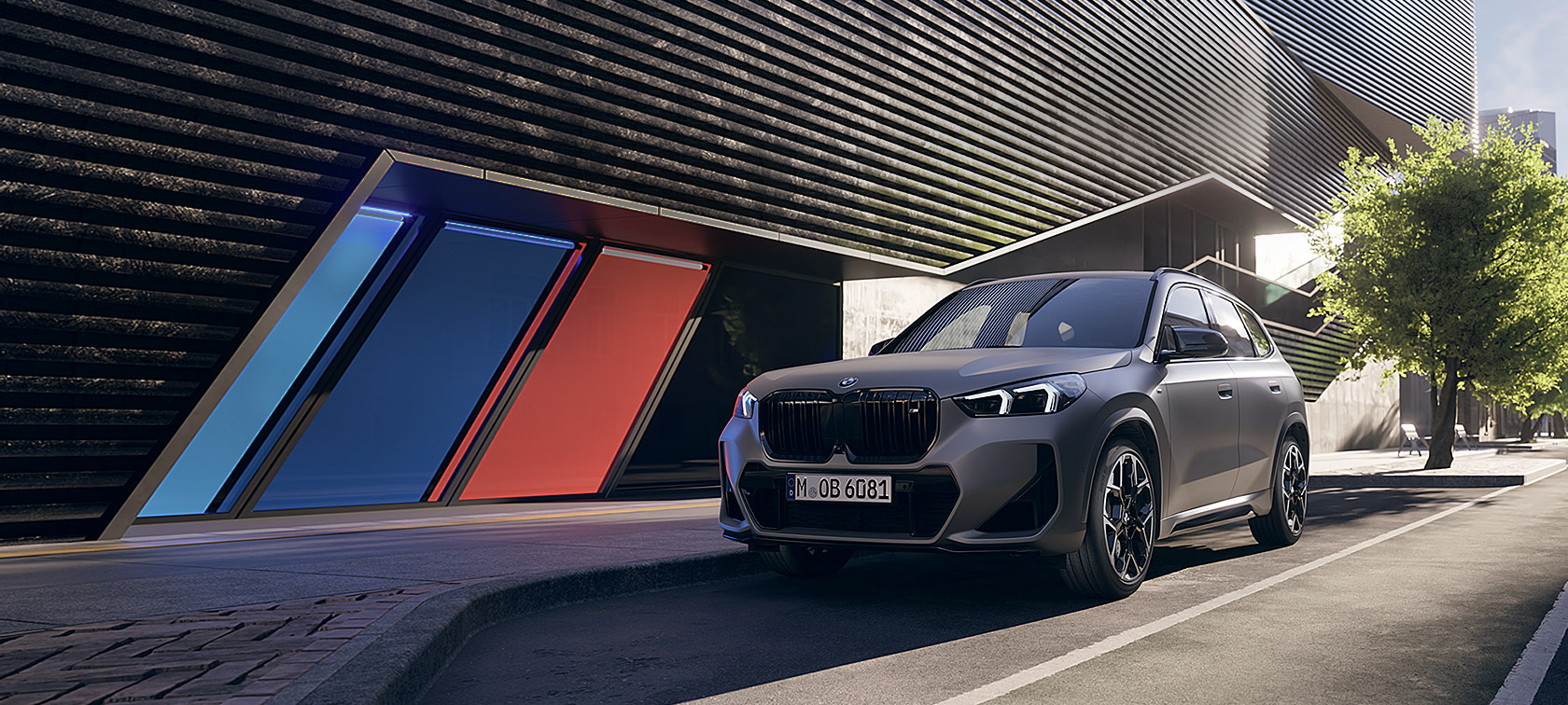 BMW X1 M35i xDrive sedd snett från sidan parkerad