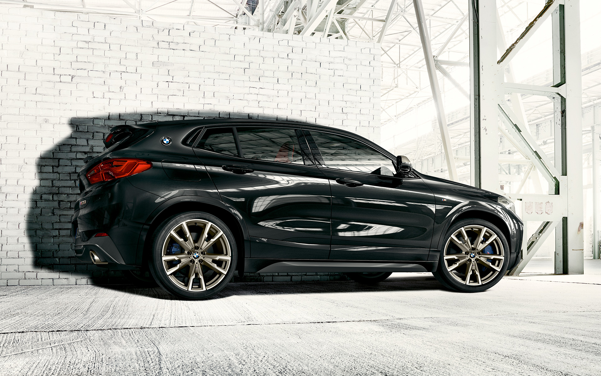 M lättmetallfälgar BMW X2 M35i (F39) Safirsvart metallic sedd parkerad från sidan