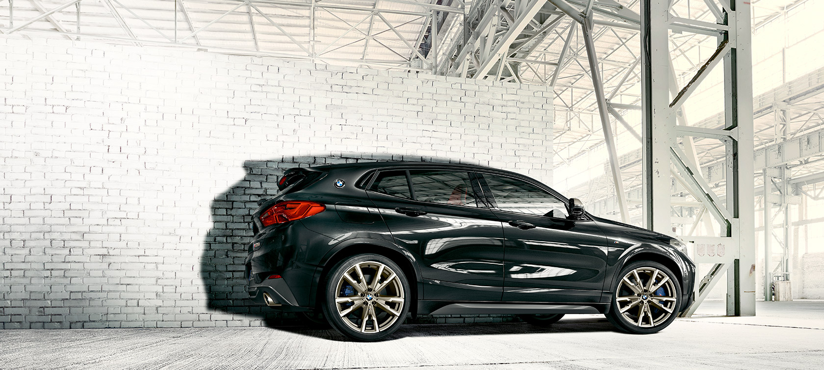 BMW X2 M35i (F39) sedd från sidan BMW X2 M35i (F39) Safirsvart metallic sedd från sidan