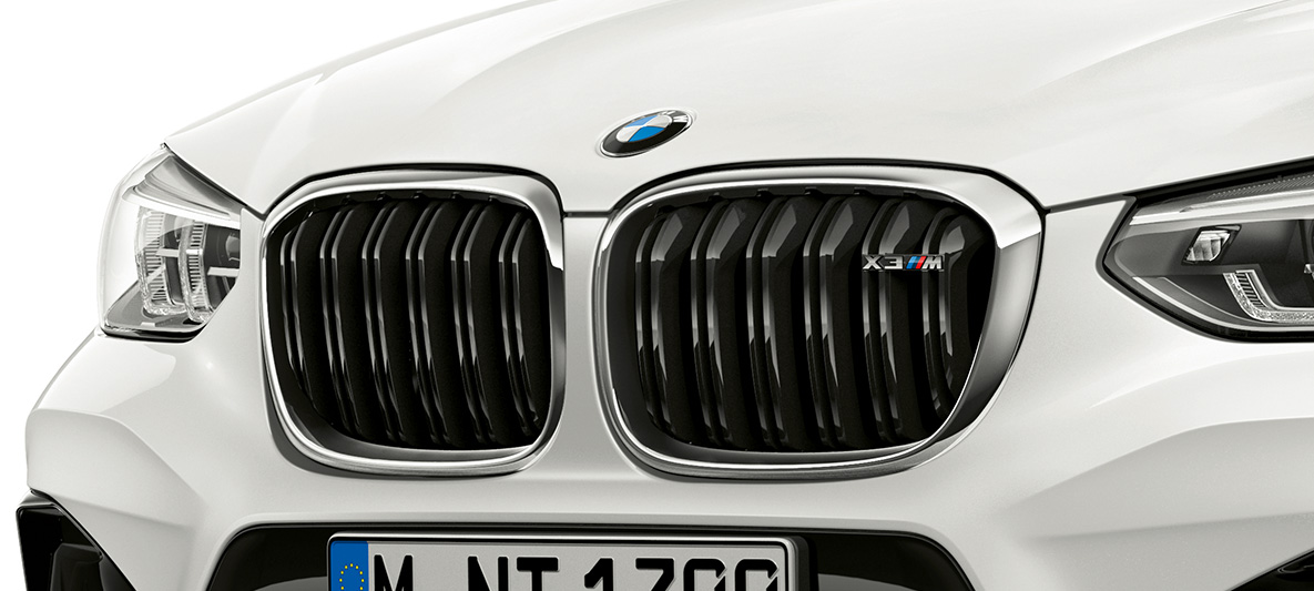 BMW X3 M, M-njure. BMW X3 M i Alpinvitt, Exteriör, Front, M-njure med kromade detaljer och modellbeteckning.