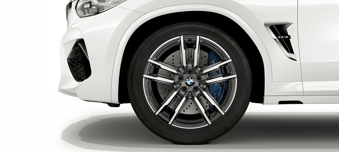 BMW X3 M, 20-tums M lättmetallfälgar i Orbitgrå. BMW X3 M i Alpinvitt, Exteriör, 20-tums M lättmetallfälgar i Orbitgrå.