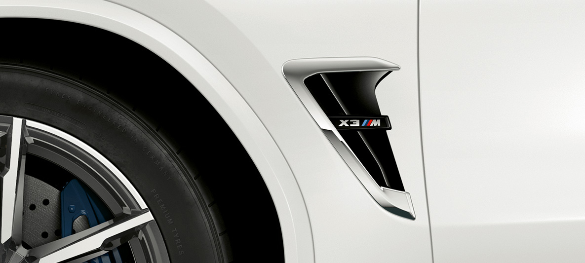 BMW X3 M, M-gälar. BMW X3 M i Alpinvitt, Exteriör, M-gälar med kromade detaljer och modellbeteckning.