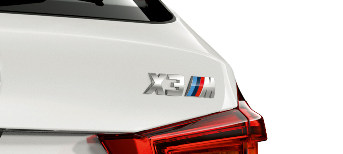 BMW X3 M, modellbeteckning. BMW X3 M, backspegelskåpor i bilens färg, modellbeteckning bak.